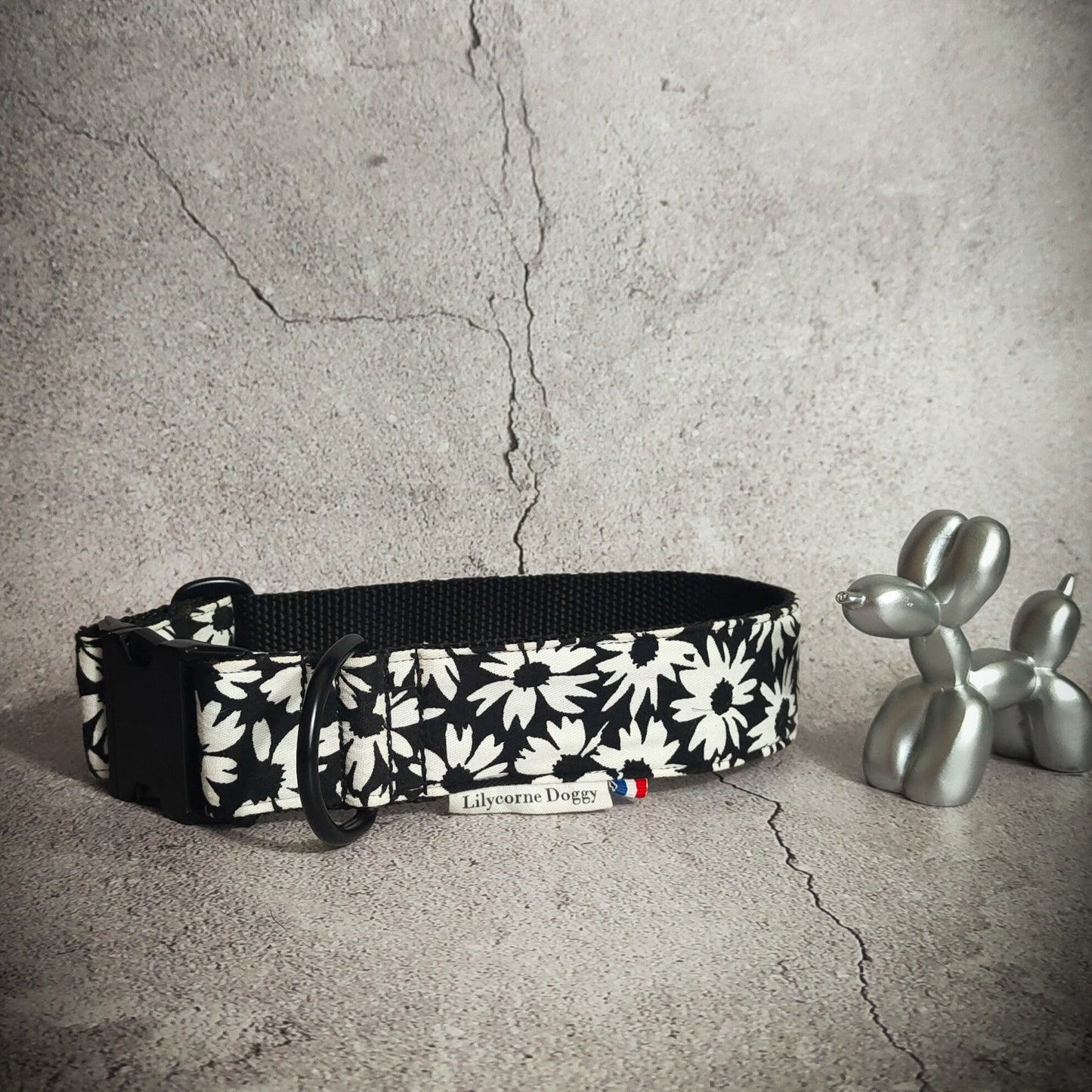 collier pour chien marguerites blanches sur fond noir pour un style intemporel et un chic canin de ouf. Ce collier pour chien est en tissu denim pour un solidité et une durabilité sans fail. Idéal pour les bandits en foret