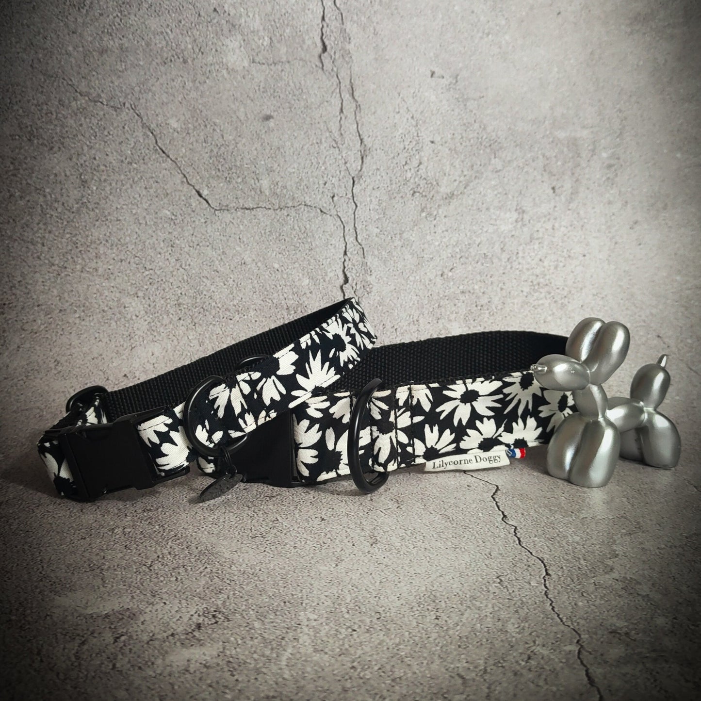 collier pour chien marguerite disponible en deux tailles : 25 et 40 mm pour s'adapter au chien comme au chiot de tout gabartis. Le motif margerites est un tissu en denim pour une résitance longue durée pour les compagnons canin baroudeur