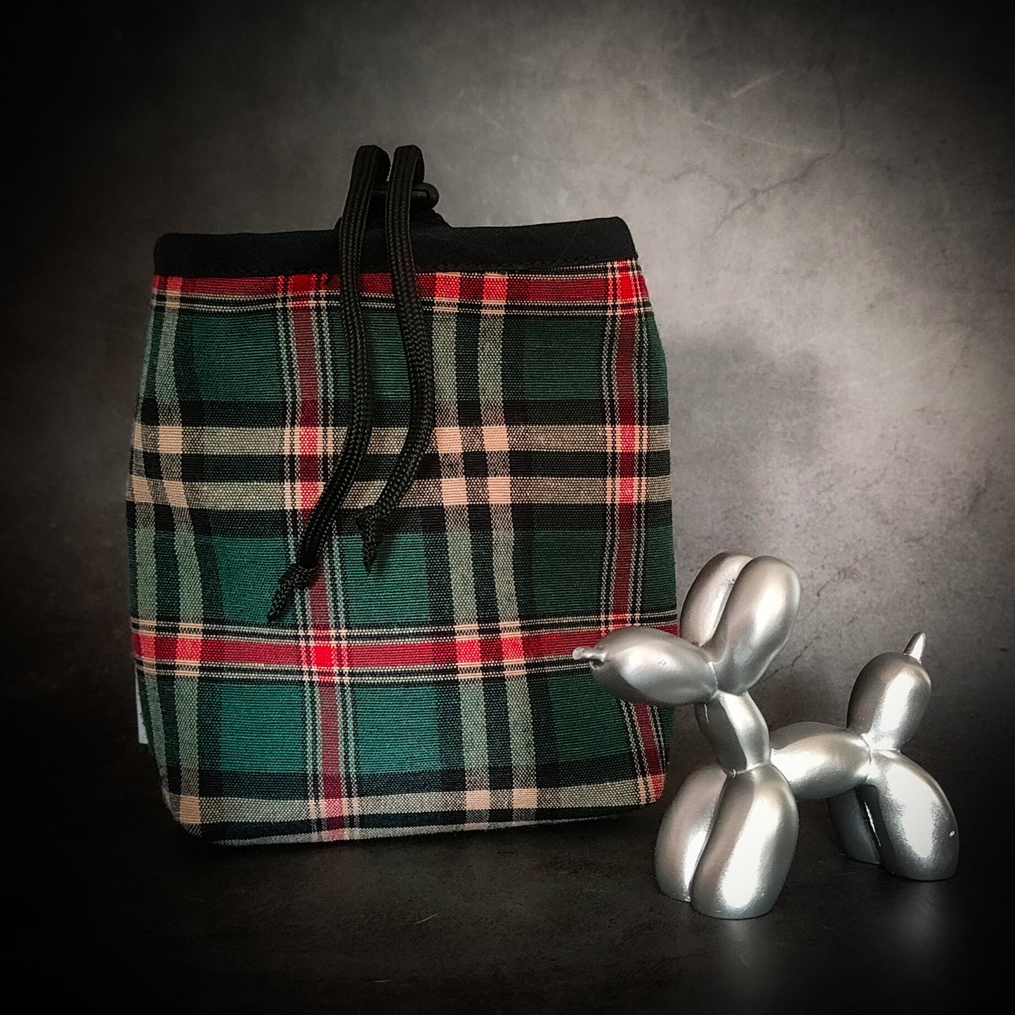 le vert tartan de la pochette à friandises pour chien rappel l'écosse et le style rock pour un chien original et gothique.