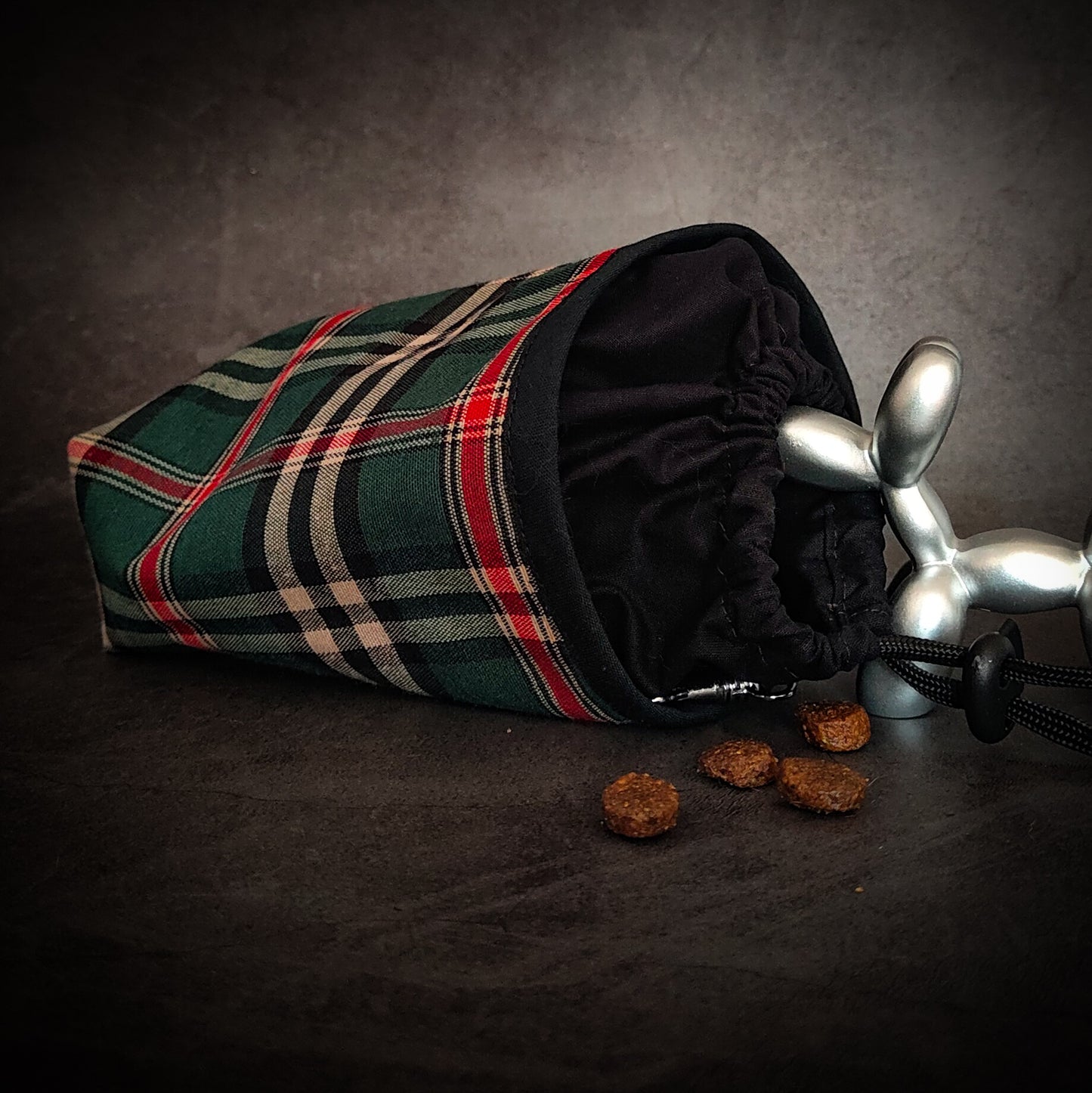 pochette à friandises vert tartan avec des friandises naturelles pour chien. Grande ouverture réglable et facile d'entretien.