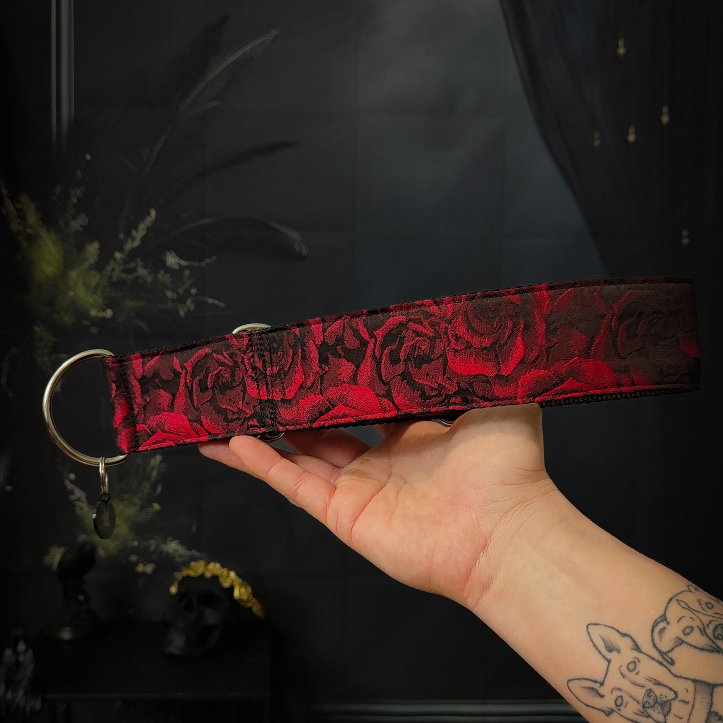 collier pour chien fait main avec des roses rouges et noir.