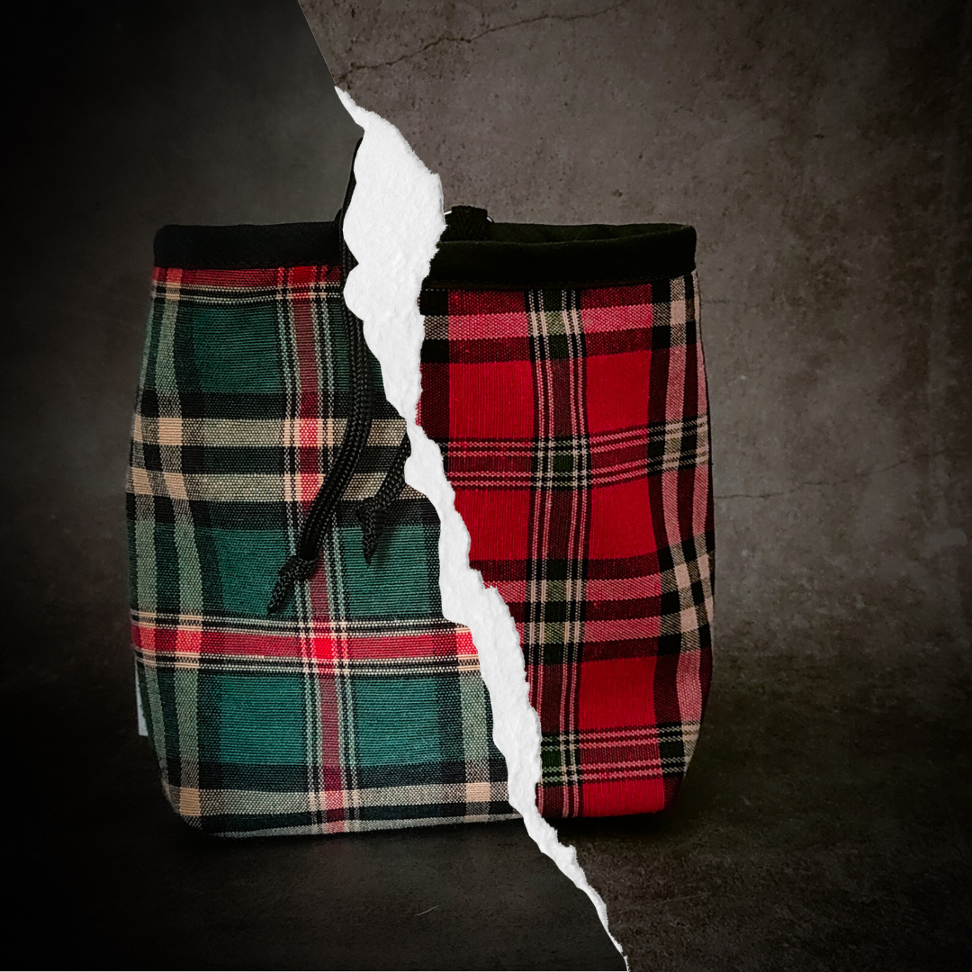 pochette à friandises naturelles pour chien aux motifs tartan rouge ou vert. Le tartan rappel l'écosse et un style rock pour un chien original
