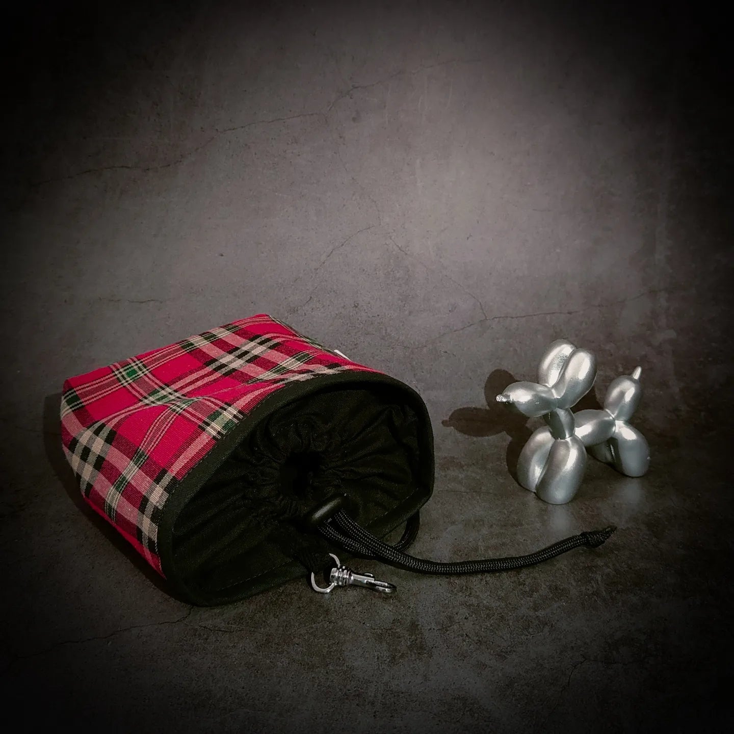 pochette à friandises pour chien avec ouverture facile par cordon réglable. Mousqueton de sécurité pour l'avoir toujours à porté de main