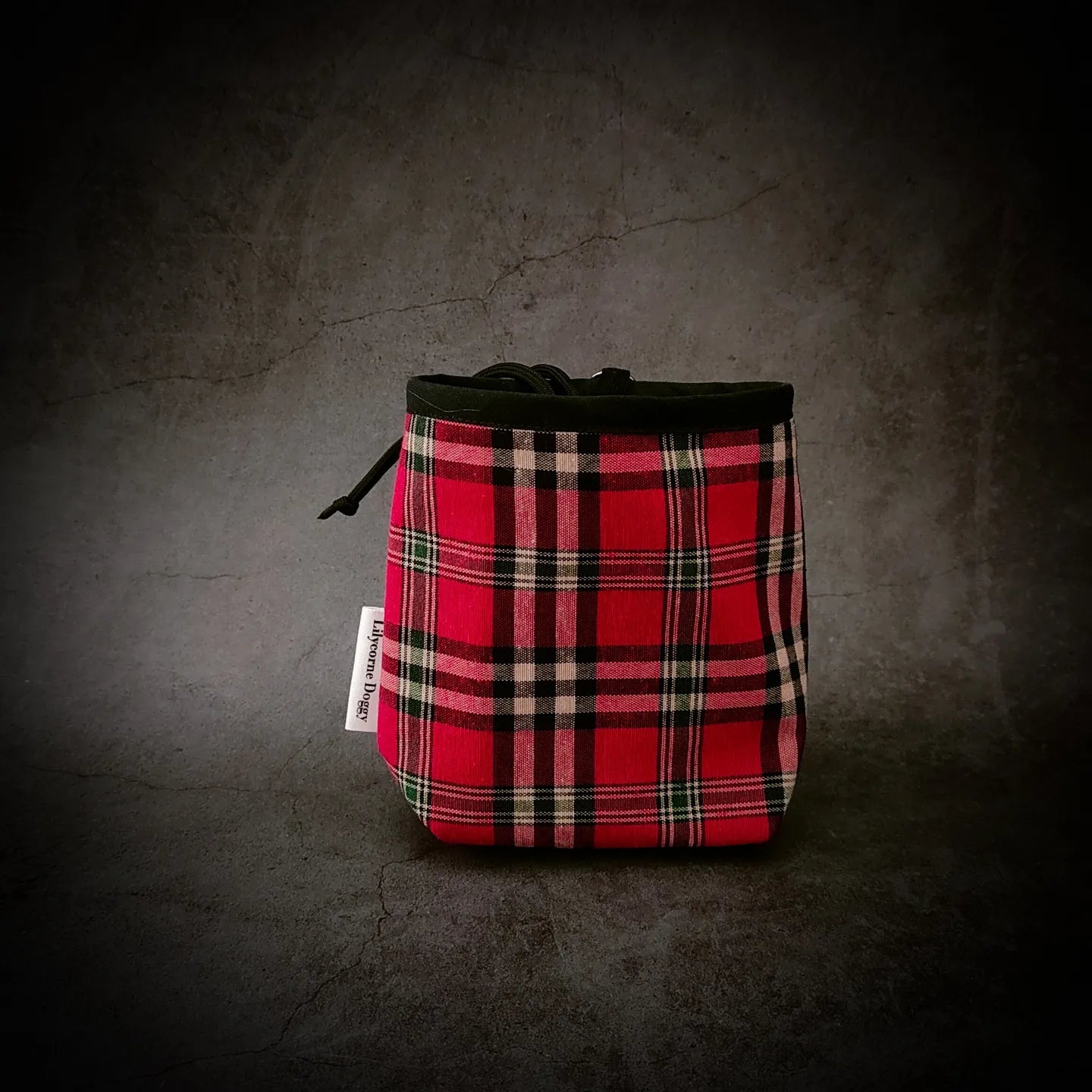 pochette à friandises rouge tartan idéal pour les cours d'éducation canine. La pochette à friandises pour cheval est solide et possède une grande capacité même pour les carottes de ton cheval