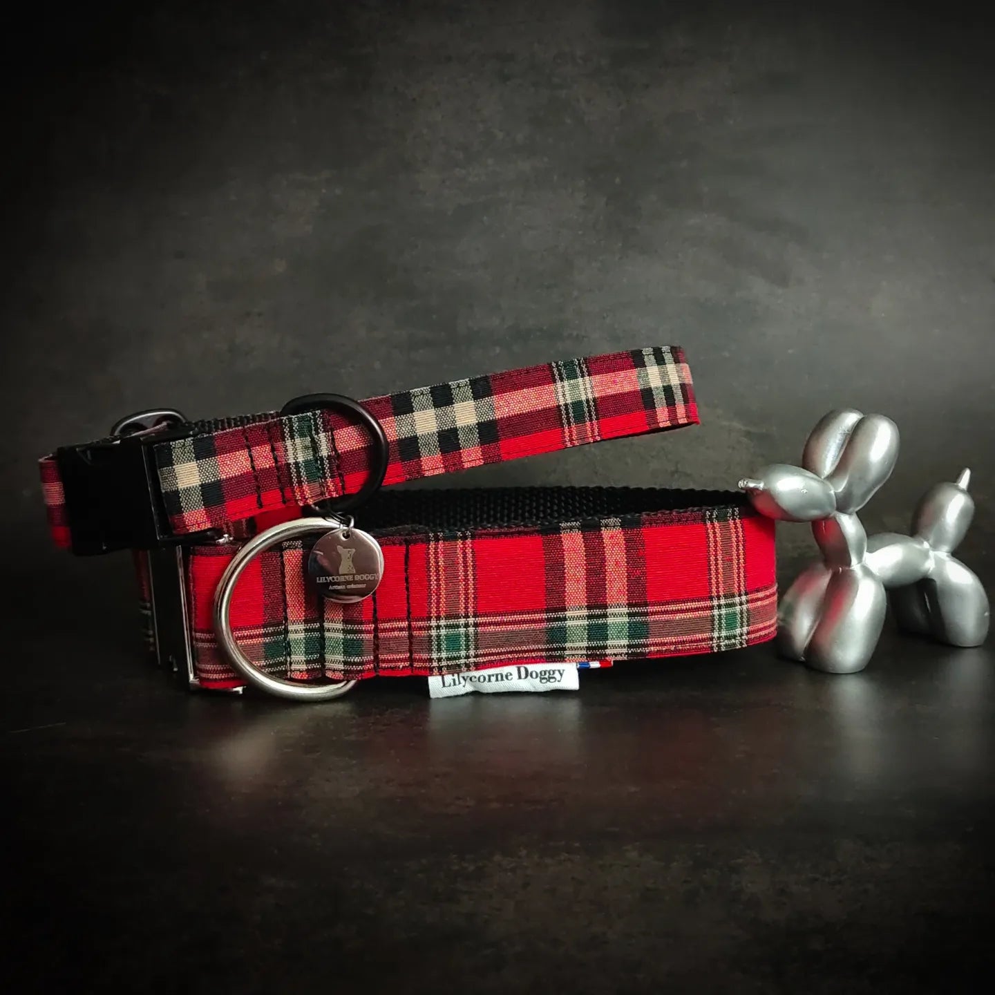 collier pour chien tartan rouge en 40mm et 25mm. Ton chien va adorer ce look original et rock