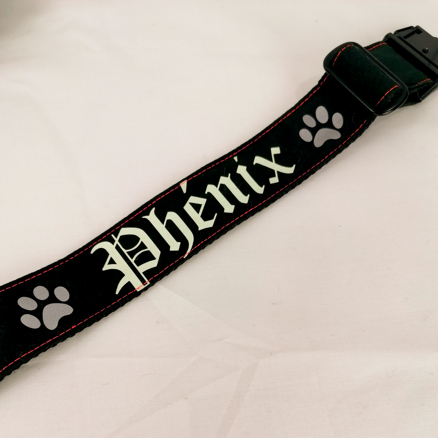 collier noir personnalisé au prénom Phénix avec une bordure rouge pour un collier pour chien unique et fait main