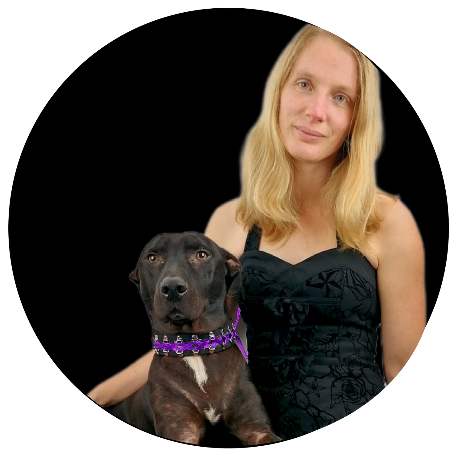 Lily de l'entreprise Lilycorne Doggy et Locky son chien qui porte un collier style gothique noir avec un ruban violet. Robe gothique noir
