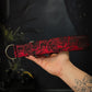 collier pour chien fait main avec des roses rouges et noir.