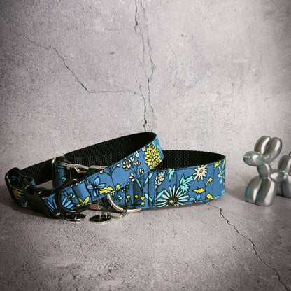 collier pour chien style printemps avec des marguerites dessinés dessus sur fond bleu canard turquoise. Deux tailles proposées : une en 25mm et l'autre en 40mm pour d'adapter à ton chien. Attaches noir ou argenté pour un chic incomparable.