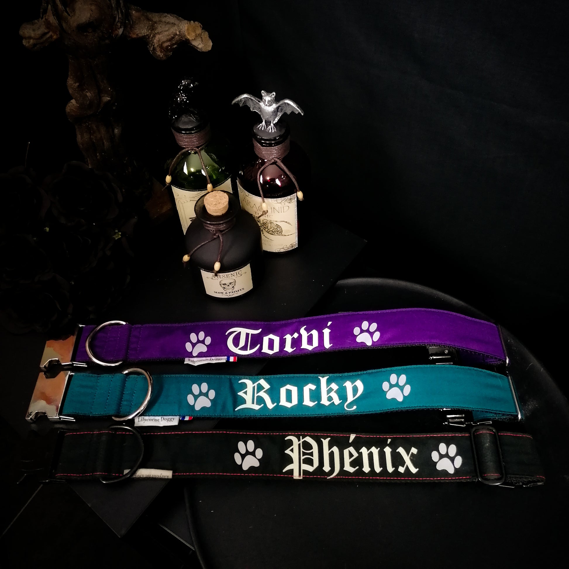 Trois collier pour chien personnalisés, un noir, un violet et un bleu. Les colliers pour chiens lilycorne doggy s'illumune dans le noir et son personnalisé avec le prénom de ton chien
